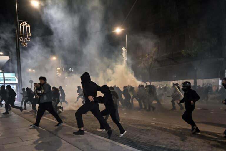 Επεισόδια στην πορεία για τον Γρηγορόπουλο: Συγκέντρωση στα δικαστήρια για τους συλληφθέντες – Νέο κάλεσμα στα Εξάρχεια