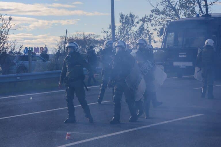 Επεισόδια στη Νίκαια: Κτηνοτρόφος που έχασε 1.000 πρόβατα από την ευλογιά ο ένας από τους τρεις συλληφθέντες (βίντεο)