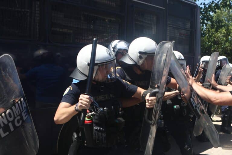 Επεισόδια ανάμεσα σε οδηγούς ταξί και ΜΑΤ στο υπουργείο Μεταφορών – Έπεσαν χημικά