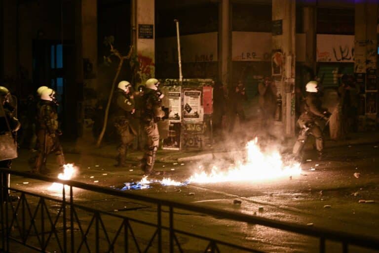 Επεισόδια τα ξημερώματα στα Εξάρχεια: Άγνωστοι πέταξαν μολότοφ σε διμοιρία των ΜΑΤ