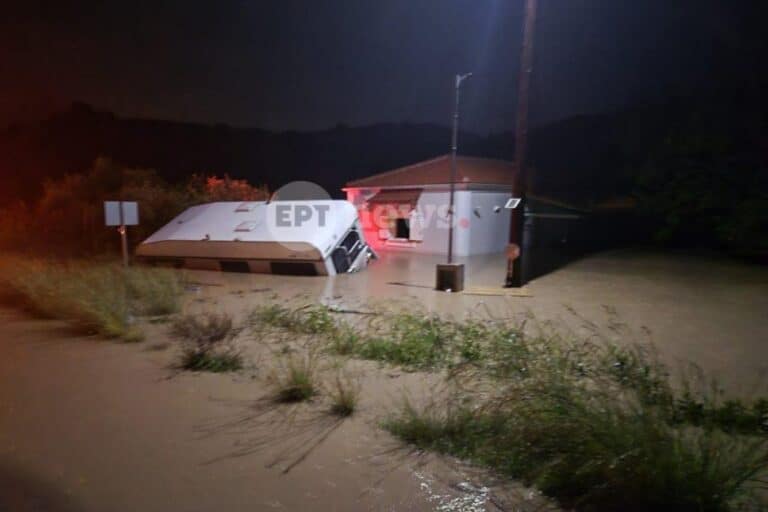 Κακοκαιρία «Βyron»: Κινδύνευσαν τουρίστες και κάτοικοι από υπερχείλιση ποταμού στη Φοινικούντα – Κλειστοί δρόμοι από κατολισθήσεις