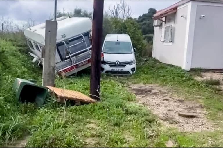 Φοινικούντα: Τουρίστες πήδηξαν στο νερό για να σωθούν από την κακοκαιρία «Byron» (βίντεο)