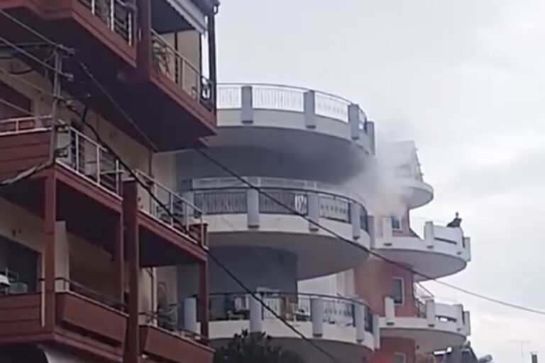Φωτιά ξέσπασε σε διαμέρισμα στα Ιωάννινα (βίντεο)