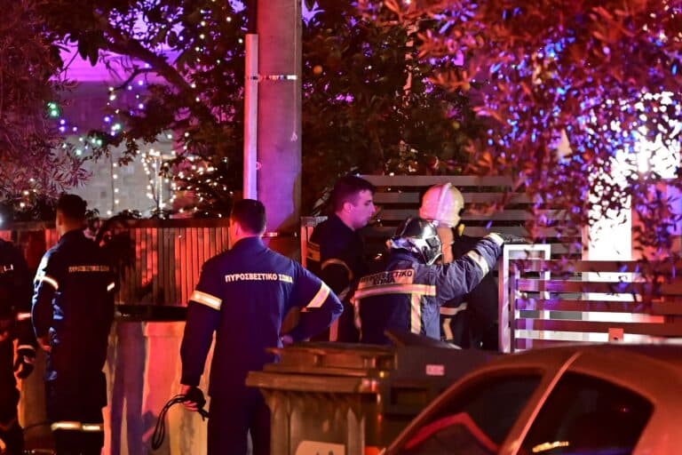 Φωτιά σε διώροφη μονοκατοικία στην Καλλιθέα – Έγινε έκρηξη, εντοπίστηκαν δύο απανθρακωμένοι αλλοδαποί (εικόνες)