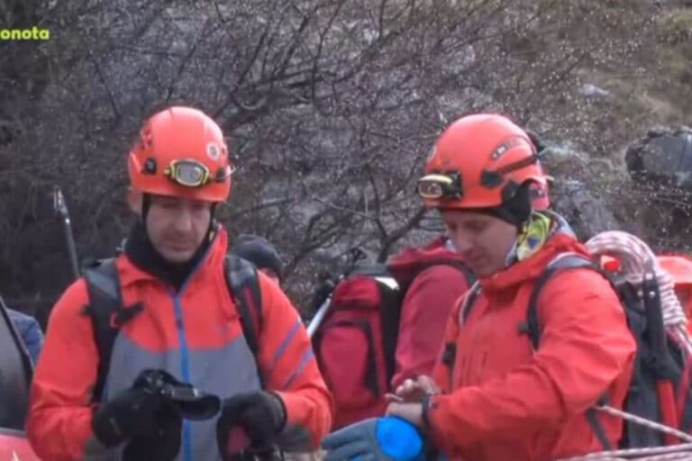 Φωκίδα: Ανασύρθηκαν οι τέσσερις νεκροί ορειβάτες από τα Βαρδούσια – Μεταφέρθηκαν με ελικόπτερο στην Ιτέα (βίντεο)
