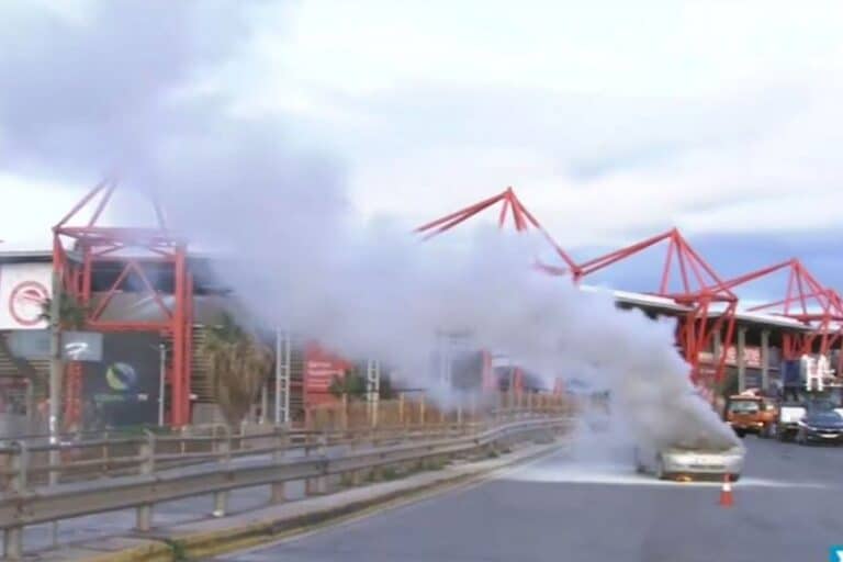 Φωτιά σε εν κινήσει αυτοκίνητο έξω από το γήπεδο «Γ. Καραϊσκάκης» – Πυκνοί καπνοί σκέπασαν την περιοχή (βίντεο)