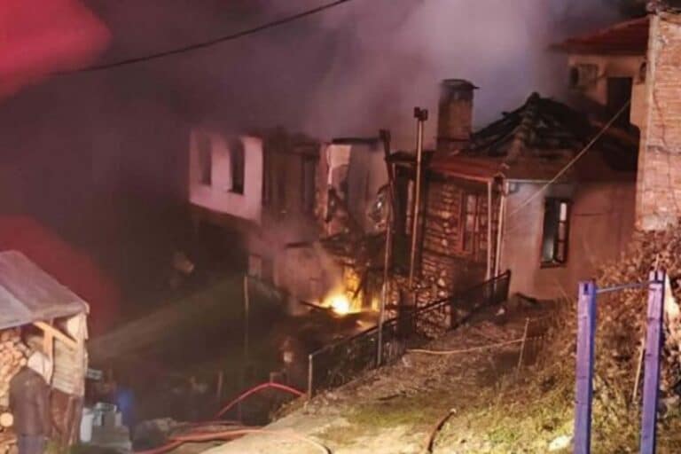 Φωτιά στο Ανήλιο Μετσόβου: Κάηκαν δύο σπίτια – Aπεγκλωβίστηκε μία ηλικιωμένη