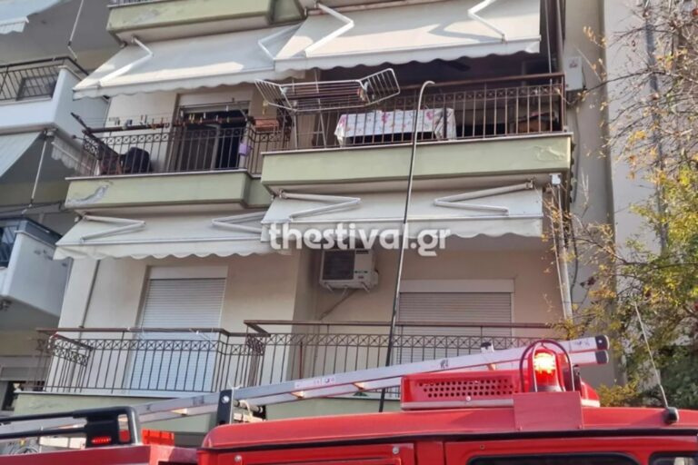 Φωτιά σε διαμέρισμα στη Θεσσαλονίκη: Πυροσβέστες απεγκλώβισαν ηλικιωμένη (βίντεο)