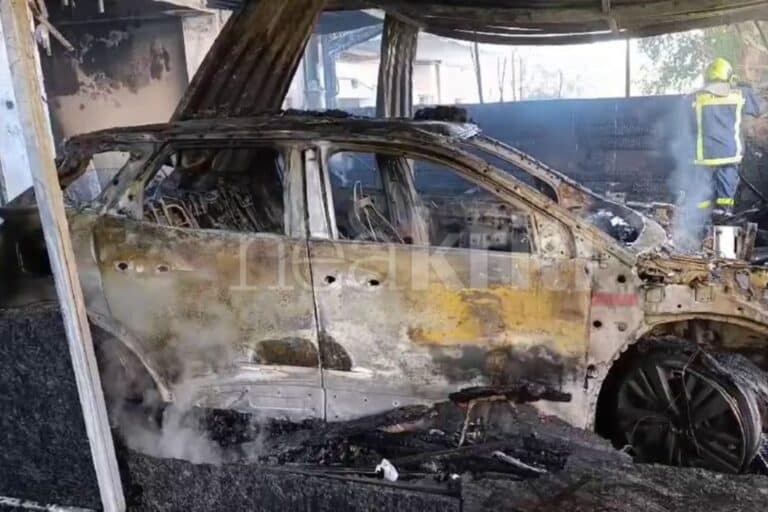 Χανιά: Φωτιά σε διαμέρισμα προκάλεσε μεγάλες καταστροφές – Κάηκαν αυτοκίνητο και τέσσερις μηχανές (βίντεο)