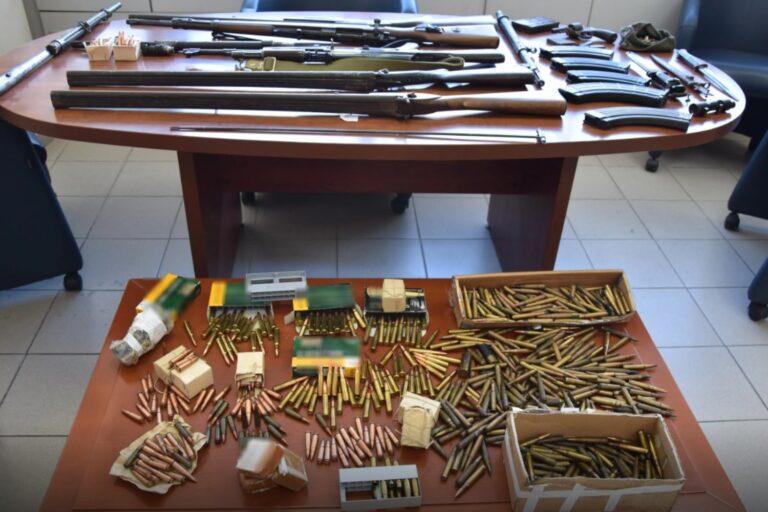 Ηράκλειο: 54χρονος έκρυβε… οπλοστάσιο στο σπίτι του – Κατασχέθηκαν έξι όπλα, 798 φυσίγγια και ξιφολόγχες (εικόνες)