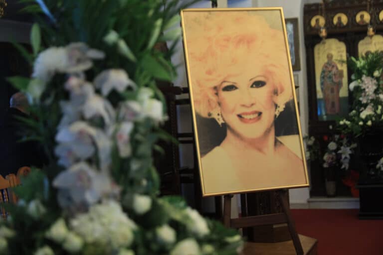 Ο γιος της Καίτης Γκρέυ προσφεύγει στη Δικαιοσύνη αμφισβητώντας την αυθεντικότητα της ιδιόχειρης διαθήκης