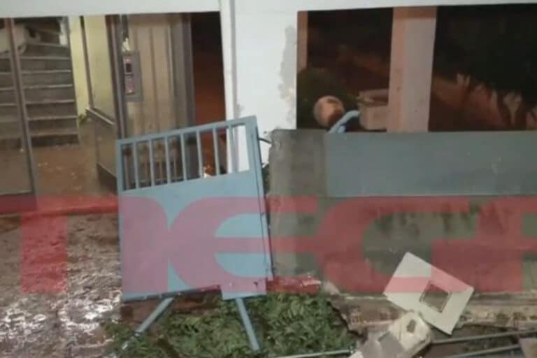 Κακοκαιρία στον Άλιμο: Η καταιγίδα διέλυσε πρόσοψη πολυκατοικίας – Άνδρας γλίτωσε ανεβαίνοντας στον «ουρανό» αυτοκινήτου (βίντεο) 