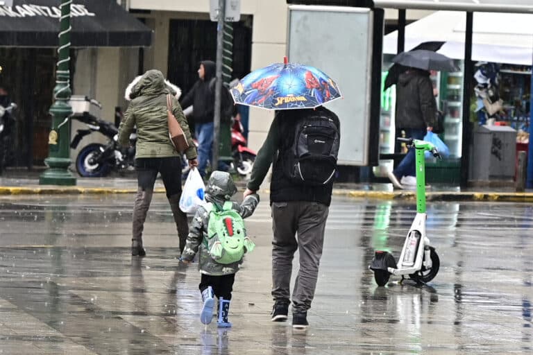Καταιγίδα σαρώνει την Αττική – Πού καταγράφονται προβλήματα