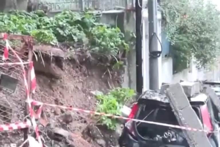 Βουλιαγμένη: Μαντρότοιχος υποχώρησε από την κακοκαιρία «Byron» και καταπλάκωσε  αυτοκίνητο (βίντεο)