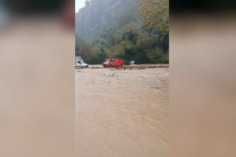 Λακωνία: Συγκλονιστικό βίντεο από τη διάσωση οδηγού – Φούσκωσε το ρεύμα και εγκλωβίστηκε στο όχημά του