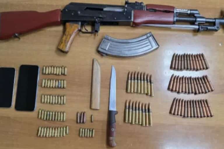 Ηράκλειο: 28χρονος είχε όπλο Καλάσνικοφ στο σπίτι του και εκατοντάδες φυσίγγια – Συνελήφθη από την ΕΛ.ΑΣ.