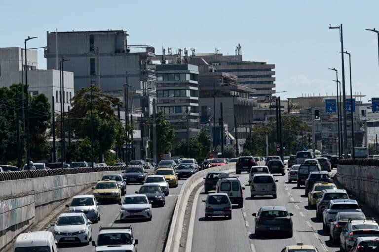 Κίνηση τώρα: Ουρές χιλιομέτρων στην Κηφισίας λόγω τροχαίου – Μποτιλιάρισμα σε Κηφισό και Αττική Οδό (χάρτης)