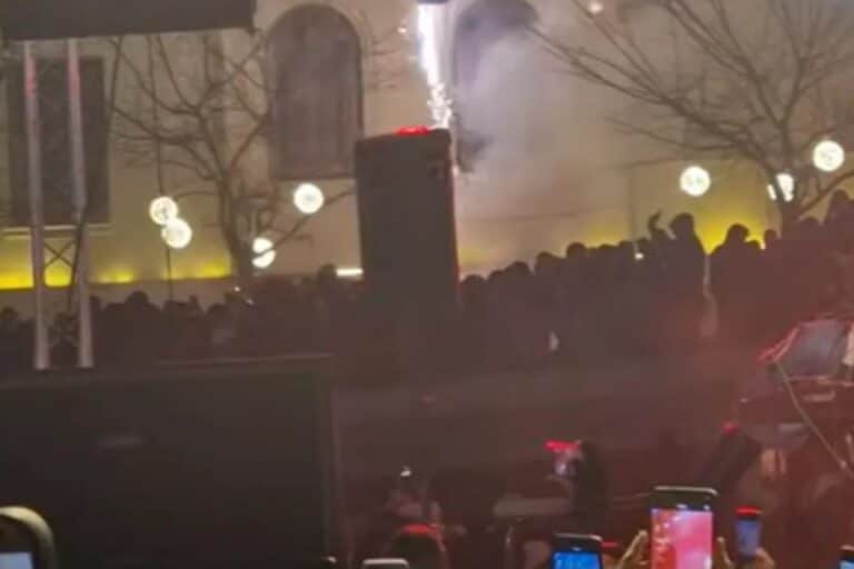 Κοζάνη: Πανικός από πυροτεχνήματα στο άναμμα του δέντρου – Γονείς έτρεχαν να φύγουν με τα παιδιά τους (βίντεο)