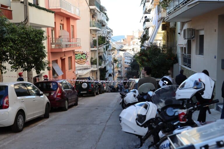 Φρίκη στην Κυψέλη: Η ιατροδικαστική θα δώσει απαντήσεις για το κατεψυγμένο βρέφος στη βαλίτσα – Οι διαφορετικές εκδοχές της μητέρας (βίντεο)