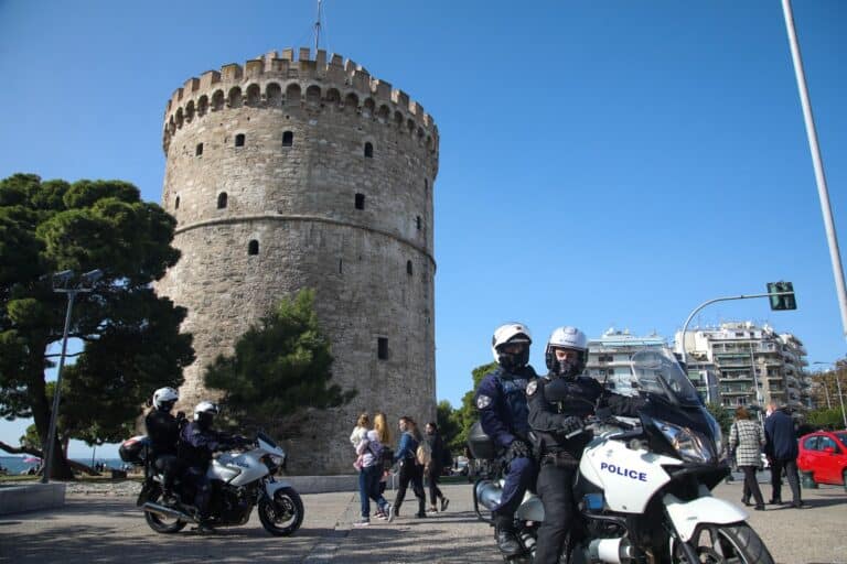 Θεσσαλονίκη: Συνελήφθησαν πέντε άτομα για κλοπές – 28χρονος άρπαξε χρήματα και προπληρωμένες κάρτες από μίνι μάρκετ