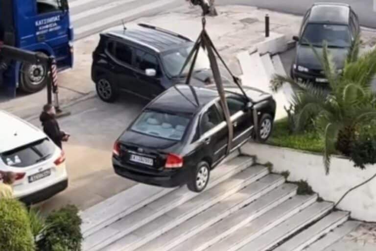 Αδιανόητο παρκάρισμα στο Μαρούσι: Γυναίκα κατέβηκε με το αυτοκίνητο… σκαλιά για να προλάβει ραντεβού (βίντεο)