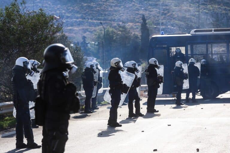 Αγροτικά μπλόκα: Ενίσχυση με δύο διμοιρίες ΜΑΤ στο Ηράκλειο – «Δεν βγαίνουν οι βάρδιες», λένε οι Αρχές