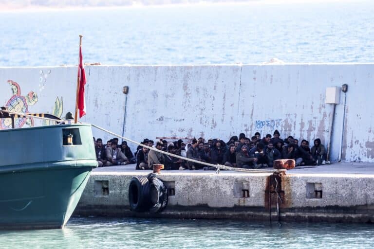 Εντοπίστηκαν 70 μετανάστες σε λέμβο νότια της Κρήτης