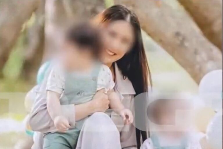 Αλεξανδρούπολη: Αρνείται τις κατηγορίες η μητέρα του τρίχρονου που πέθανε από ασιτία – «Ρήμαξαν το σπίτι» λέει ο παππούς του (βίντεο)