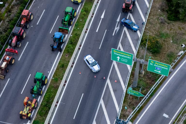 Διοικητής της Τροχαίας Αττικής: «Απαιτείται προσοχή κατά τη διέλευση από τα μπλόκα των αγροτών»
