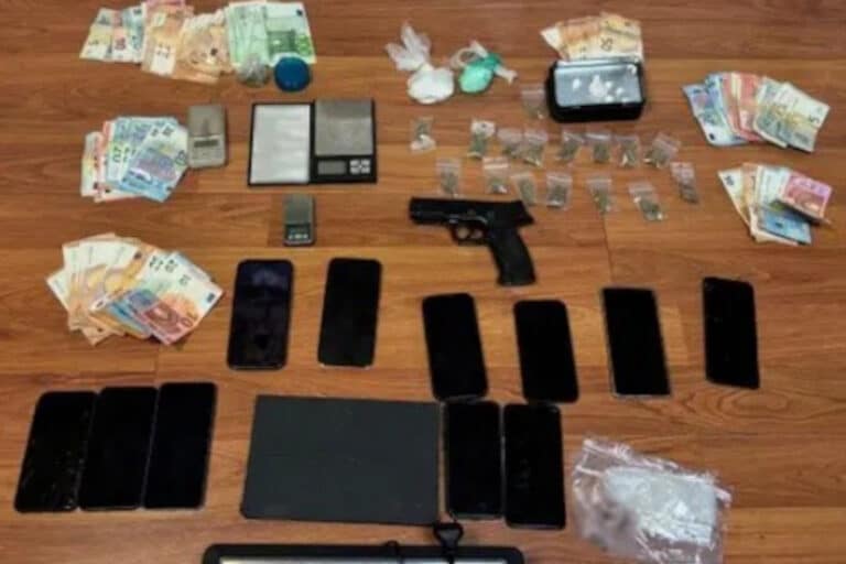 Η ανακοίνωση της ΕΛ.ΑΣ. για το κύκλωμα ναρκωτικών – Είχαν «πάρε-δώσε» σε σχολεία και αγώνες, βασάνιζαν τους απείθαρχους (βίντεο)