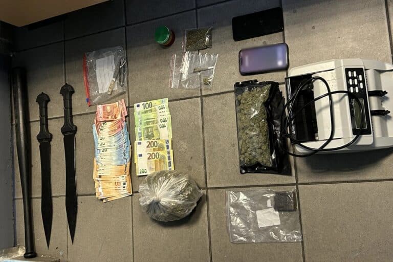 Αμπελόκηποι: Συνελήφθησαν δύο άτομα για διακίνηση ναρκωτικών – Κατασχέθηκαν κάνναβη και σπαθιά