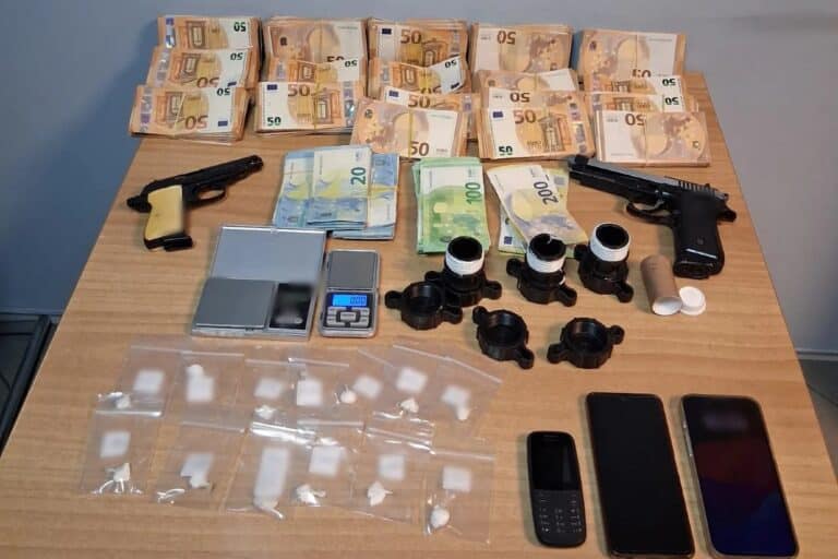 Εύβοια: Αστυνομικοί συνέλαβαν δύο άτομα με κοκαΐνη, όπλα και 106.600 ευρώ