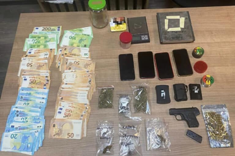 Ιωάννινα: Εξαρθρώθηκε τριμελής συμμορία που διακινούσε ναρκωτικά – Tι βρέθηκε στην κατοχή τους