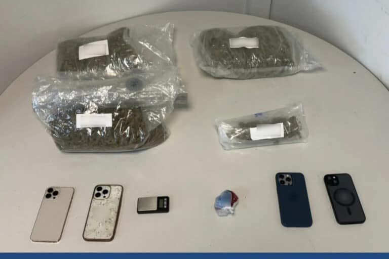 Θεσσαλονίκη: «Ντου» της ΕΛ.ΑΣ. σε δύο σπίτια για ναρκωτικά – Κατασχέθηκαν 2,8 κιλά χασίς και κοκαΐνη, συνελήφθησαν τέσσερα άτομα