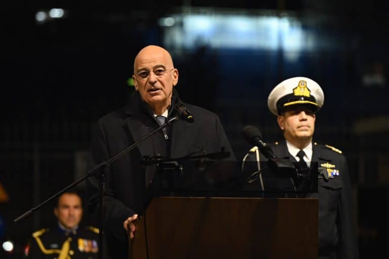 Ο Δένδιας φωταγώγησε το χριστουγεννιάτικο δέντρο στο Στρατόπεδο Παπάγου – Τι είπε για τις αυξήσεις στις Ένοπλες Δυνάμεις (βίντεο)