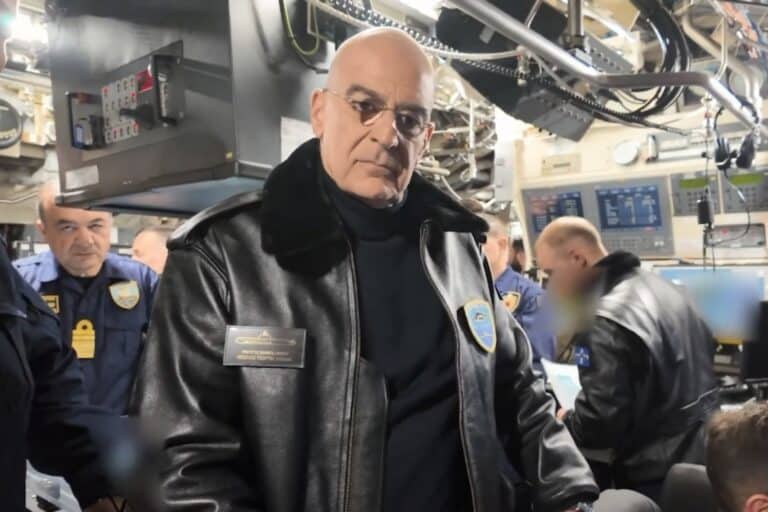 Πολεμικό Ναυτικό: Στο υποβρύχιο «Πιπίνος» για να παρακολουθήσει βολή νέου τύπου τορπίλης ο Δένδιας (βίντεο)