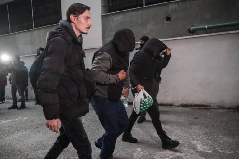 Νέες αποκαλύψεις για το κύκλωμα του ΟΠΕΚΕΠΕ: Ο «αρχηγός» είχε ταυτότητα και τραπεζική κάρτα νεκρού, τι ισχυρίζεται συλληφθείσα