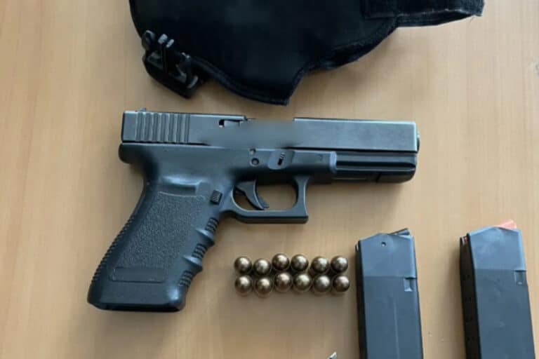 Πετράλωνα: Συνελήφθη 44χρονος αλλοδαπός – Κυκλοφορούσε με πιστόλι και με κάρτα αστυνομικού (εικόνα) 