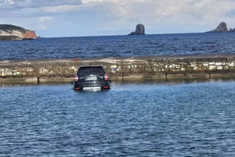 Πάρος: Αυτοκίνητο έπεσε στη θάλασσα και βυθίστηκε – Ο οδηγός ξέχασε το χειρόφρενο (βίντεο)
