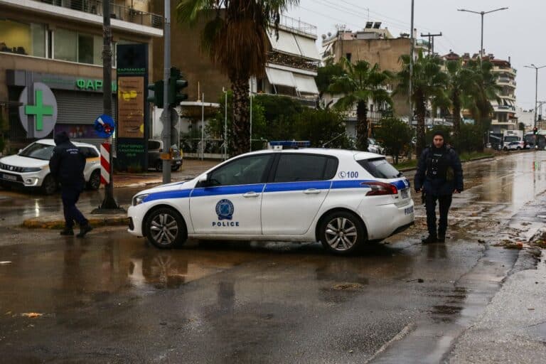 Η κακοκαιρία Byron «έπνιξε» Μάνδρα, Μέγαρα και Νέα Πέραμο – 12 επιχειρήσεις απεγκλωβισμού στην Αττική από την ΕΛ.ΑΣ., μπαράζ 112 (βίντεο)