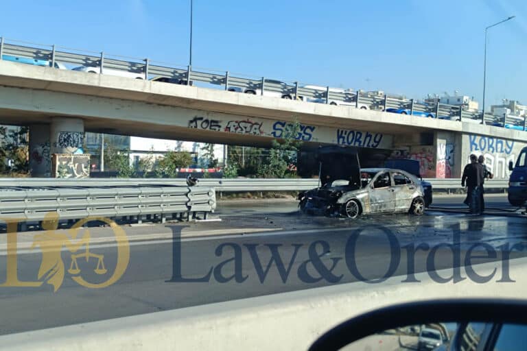 Αυτοκίνητο «λαμπάδιασε» στην Ποσειδώνος – Καθυστερήσεις στο σημείο