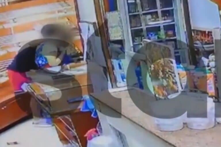 Σοκαριστικό βίντεο: Ανήλικος Ρομά κάνει κεφαλοκλείδωμα σε γυναίκα υπάλληλο φούρνου στην Κηφισιά για να τη ληστέψει