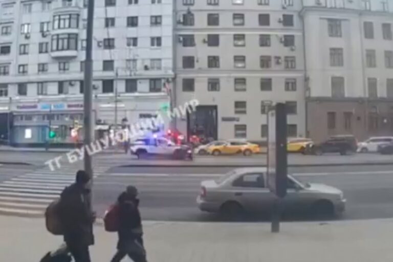 Τρομακτικό τροχαίο στη Μόσχα: Περιπολικό εμβόλισε και εκτόξευσε ντελιβερά (βίντεο-σοκ)