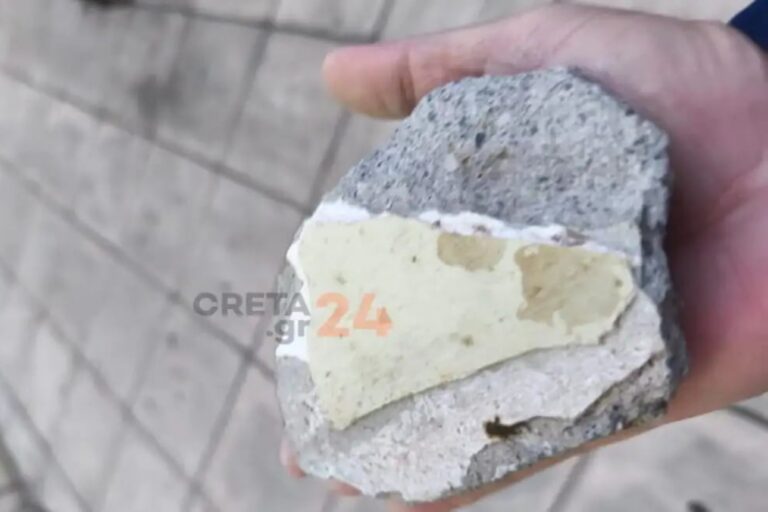 Ηράκλειο: Σοβάς έπεσε από το κτίριο του Εργατικού Κέντρου – Γλίτωσαν «στο τσακ» δύο γυναίκες και παιδιά (βίντεο)