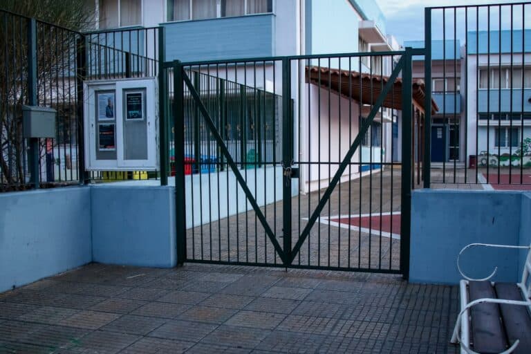 Κακοκαιρία «Byron»: Σε ποιες περιοχές είναι κλειστά τα σχολεία σήμερα – Πώς θα λειτουργήσουν οι Δημόσιες Υπηρεσίες