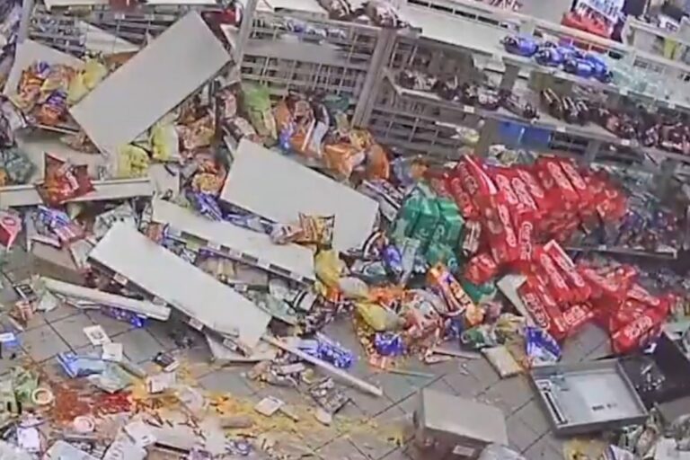 Τέξας: «Ξήλωσαν» ΑΤΜ με αυτοκίνητο και κατέστρεψαν ένα ολόκληρο κατάστημα (βίντεο)