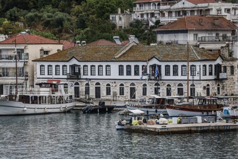 Θάσος: Διέρρηξαν τρία εκδοτήρια ναυτιλιακών εταιρειών στο λιμάνι – Έρευνα από το Λιμενικό