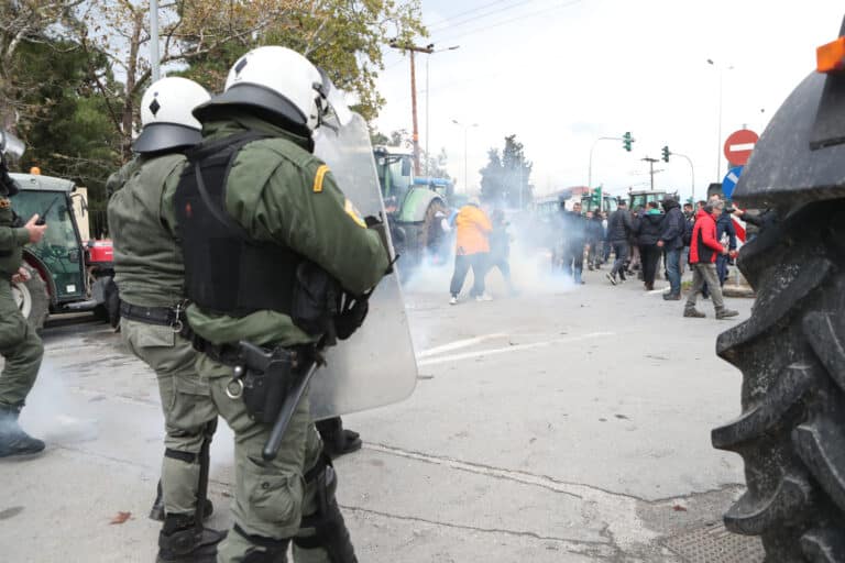 Θεσσαλονίκη: Αστυνομικός τραυματίστηκε από πέτρα κατά τη διάρκεια της έντασης στις κινητοποιήσεις των αγροτών