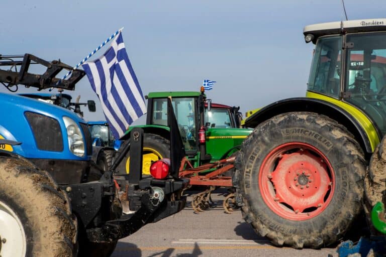 Αγρότες έκλεισαν τον κόμβο Μικροθηβών στην ΠΑΘΕ – Χιλιάδες τρακτέρ σε δρόμους και τελωνεία