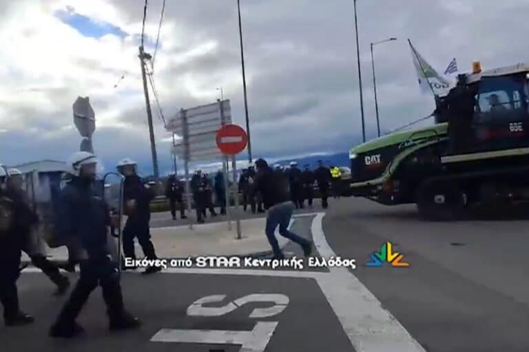 Βοιωτία: Αγρότες έσπασαν με τα τρακτέρ τους τον αστυνομικό κλοιό στο ύψος του Κάστρου (βίντεο)